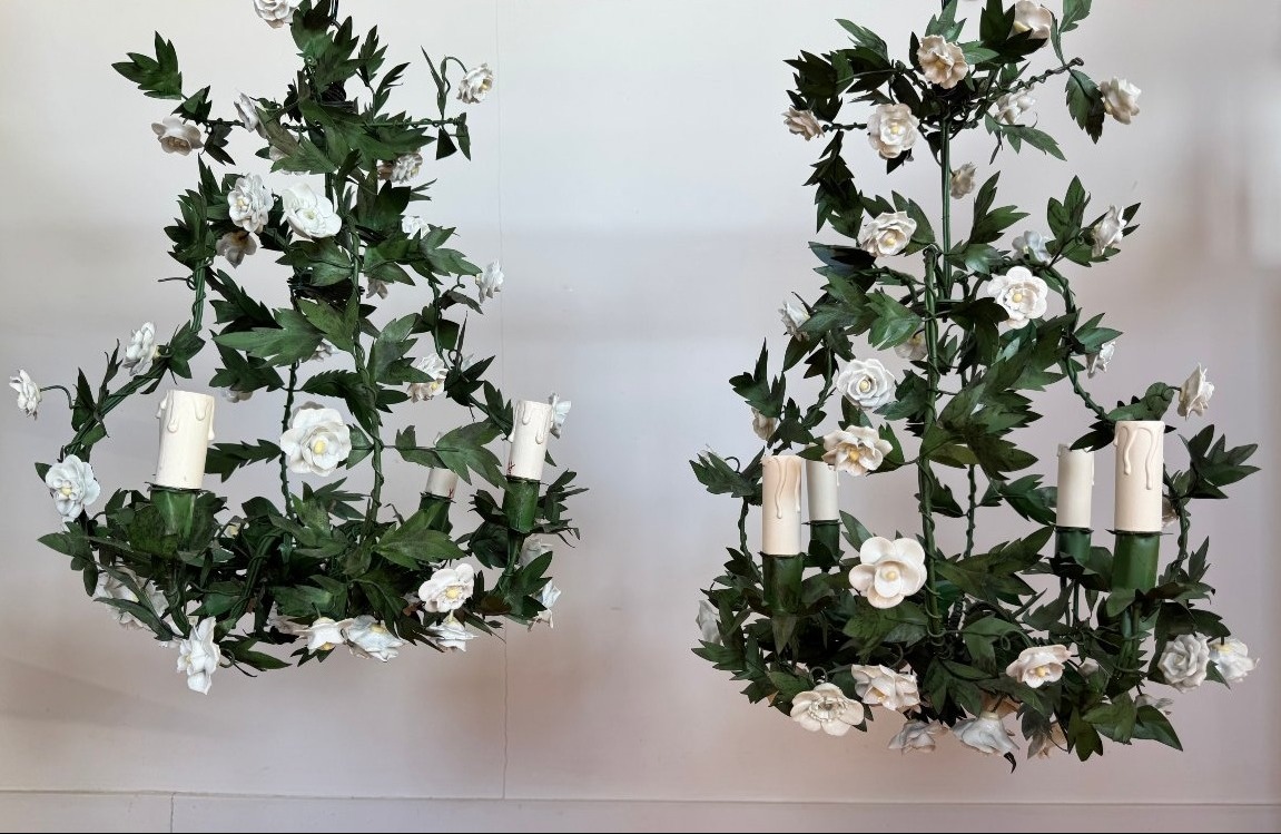 Paire de lustres en tôle peinte et fleurs en porcelaine – Style Louis XV-photo-2