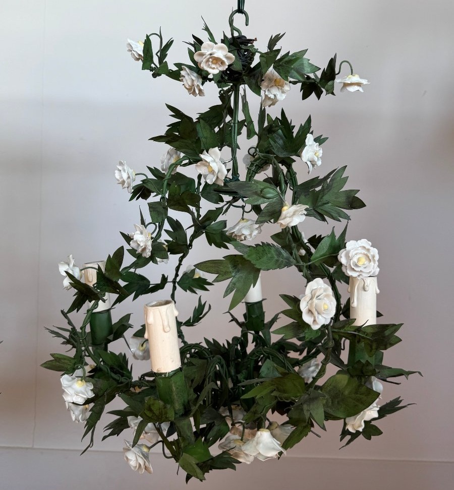 Paire de lustres en tôle peinte et fleurs en porcelaine – Style Louis XV-photo-4