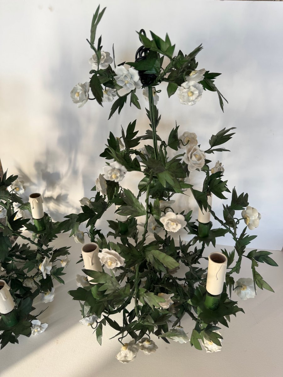 Paire de lustres en tôle peinte et fleurs en porcelaine – Style Louis XV-photo-3