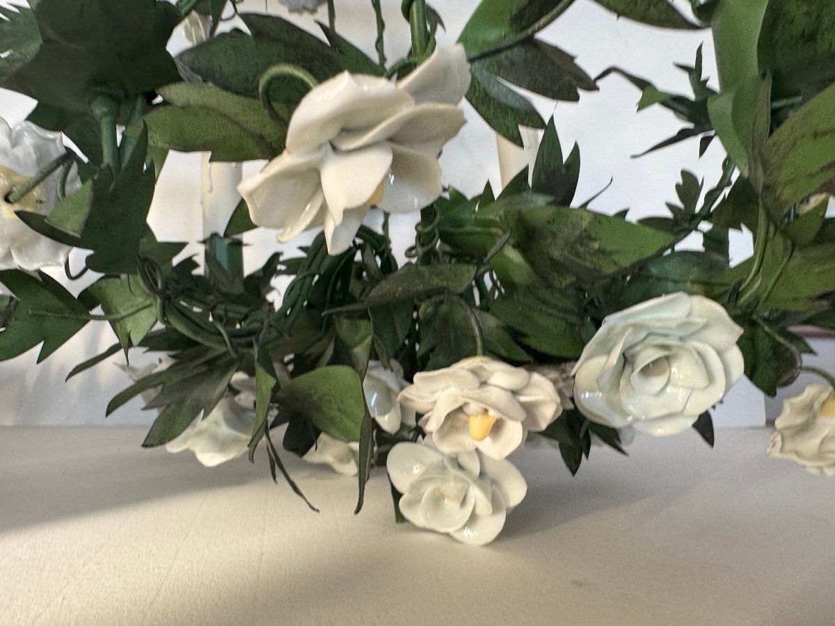 Paire de lustres en tôle peinte et fleurs en porcelaine – Style Louis XV-photo-7