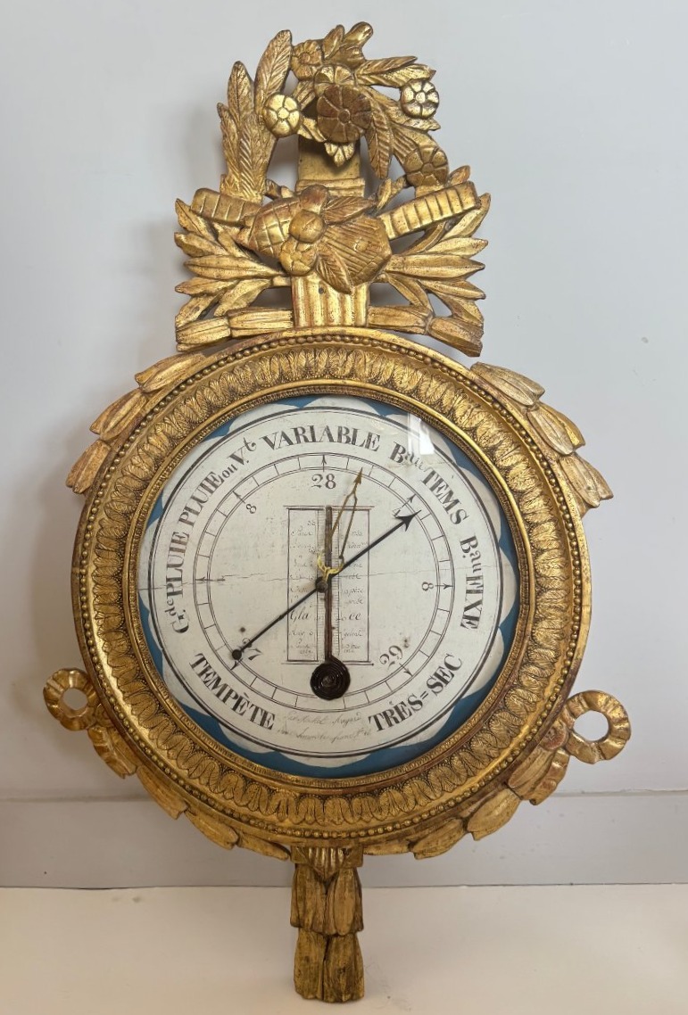 Baromètre-thermomètre en bois sculpté et doré – Époque Louis XVI