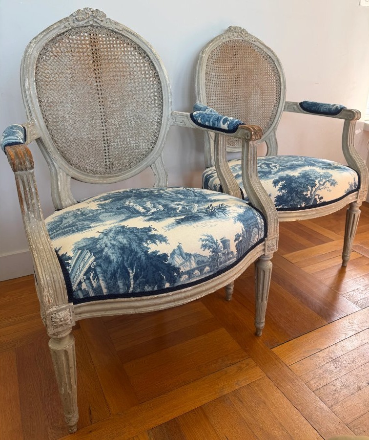 Paire de fauteuils cabriolets à dossier médaillon – Époque Louis XVI-photo-2