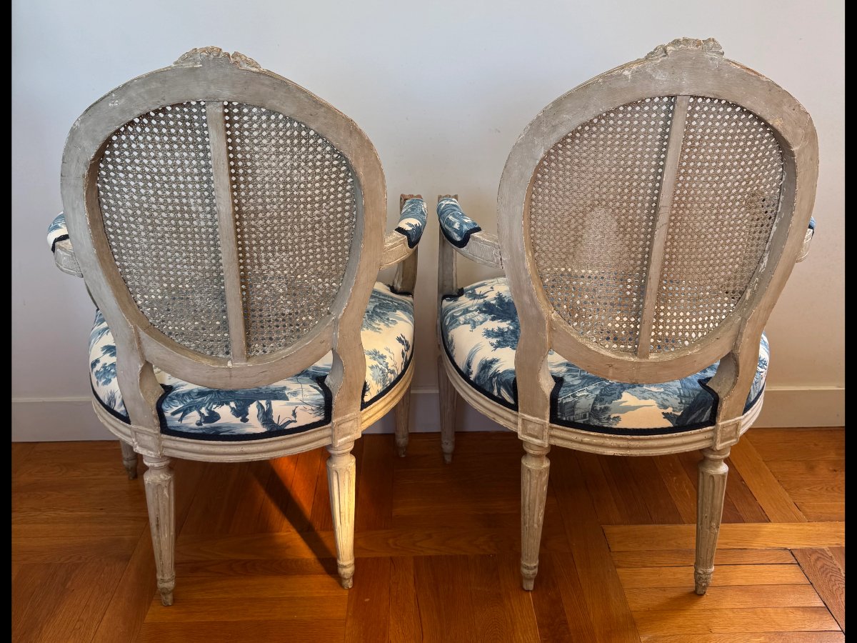 Paire de fauteuils cabriolets à dossier médaillon – Époque Louis XVI-photo-3