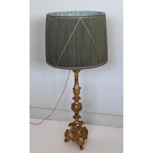 Pique-cierge en bois sculpté et doré monté en lampe – XVIIIe siècle