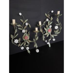 Paire d'appliques en tôle peinte et fleurs porcelaine