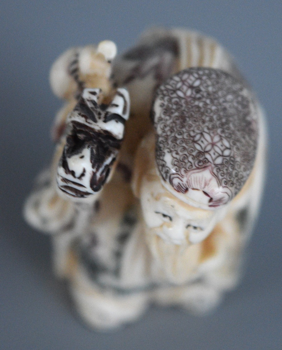 Okimono en ivoire représentant un vieillard Japon  Okimono en ivoire, première moitié du XXème-photo-3