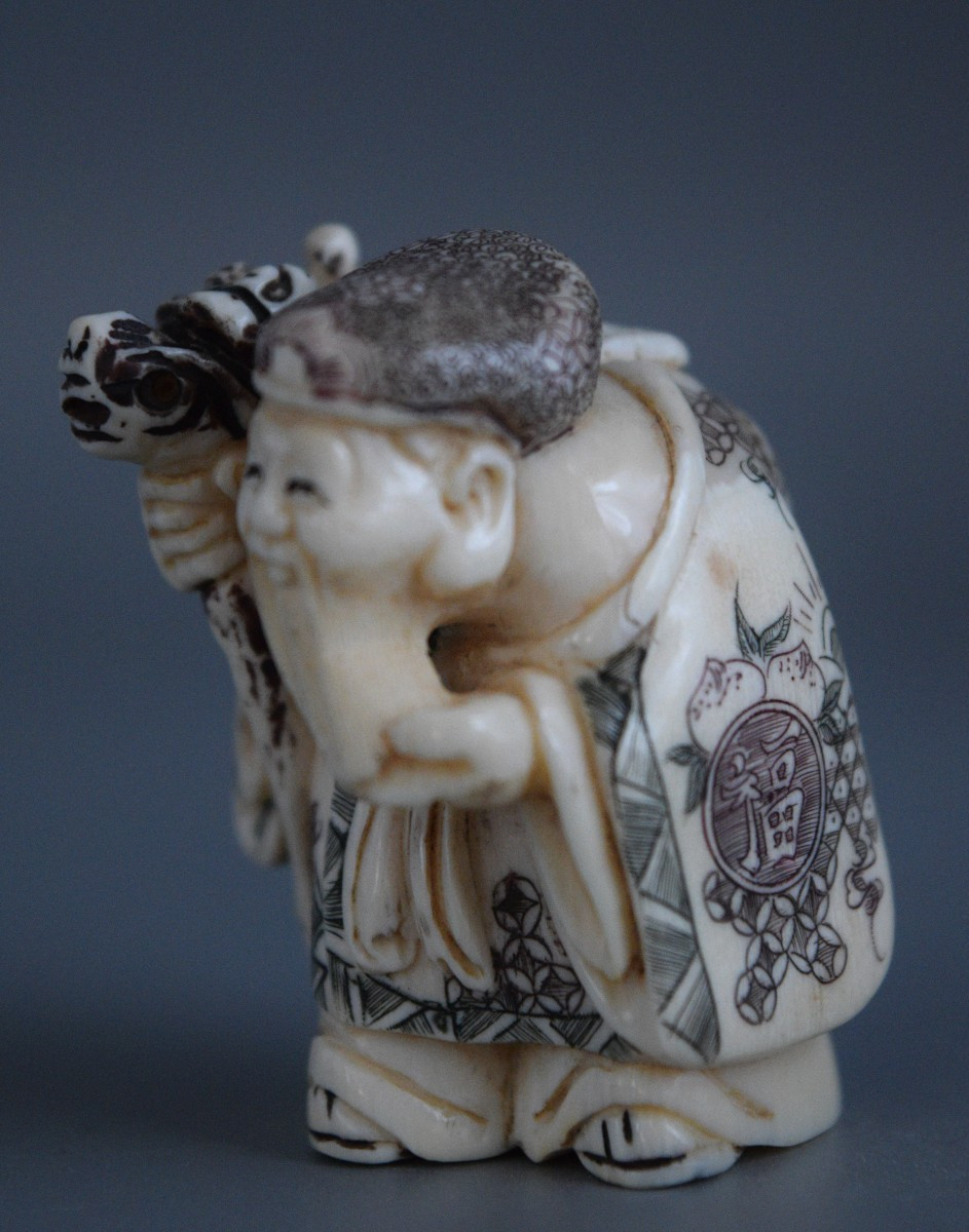 Okimono en ivoire représentant un vieillard Japon  Okimono en ivoire, première moitié du XXème