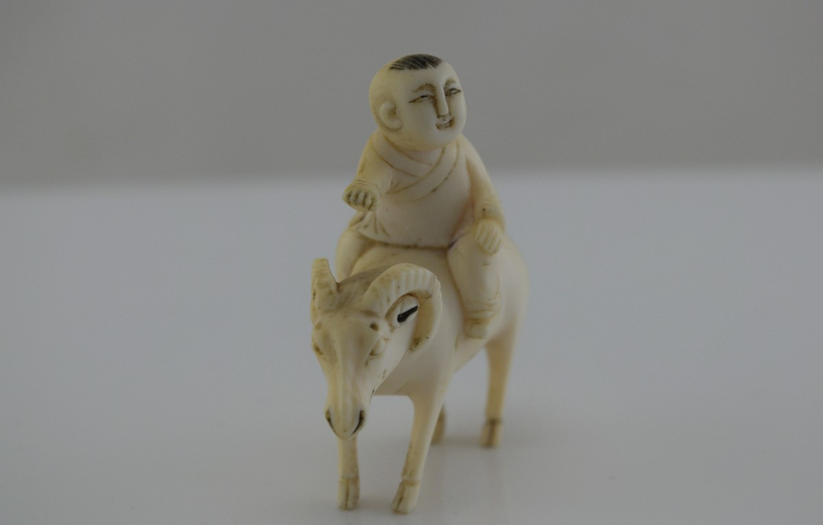 Ancient Ivory Netsuke – The Child On A Ram-photo-2