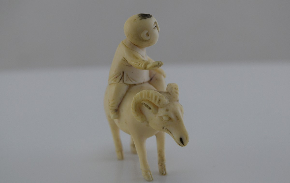 Ancient Ivory Netsuke – The Child On A Ram-photo-3
