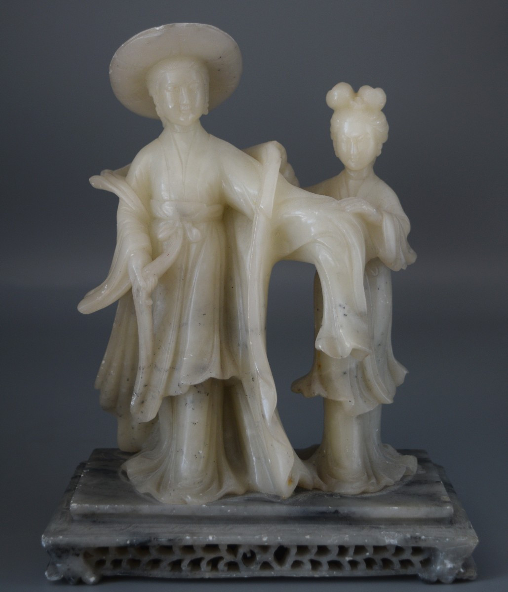 Élégante Sculpture Chinoise en Stéatite – La Dame et sa Servante (Vers 1950)
