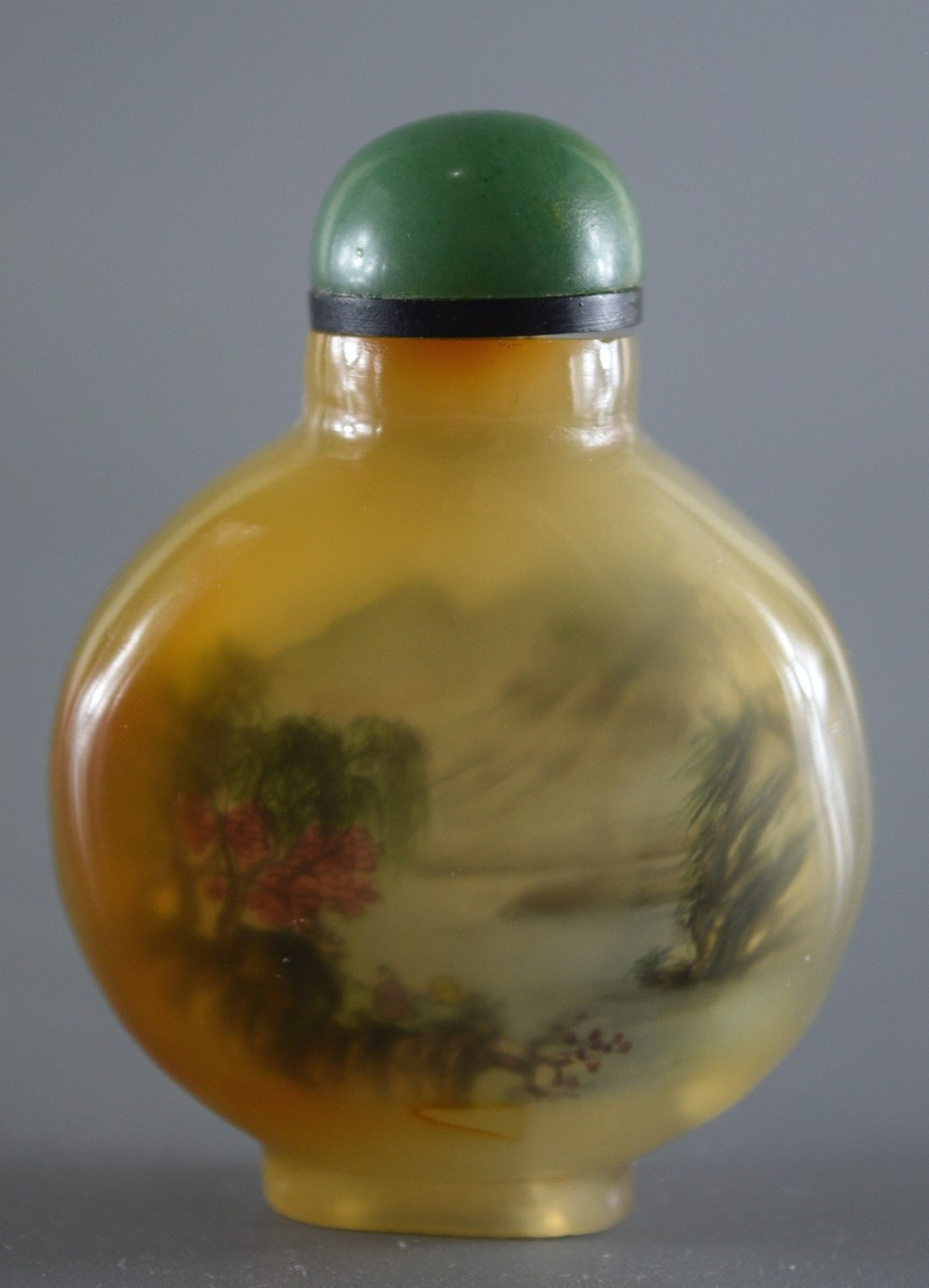 Flacon à tabac en agate, orné d’une peinture intérieure minutieuse