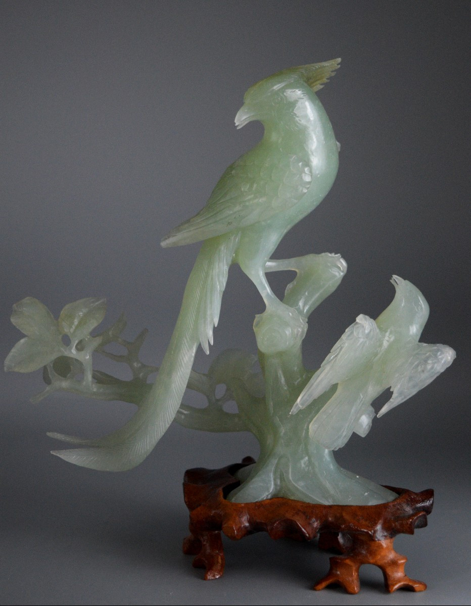 Élégance Céleste Deux Rois des Oiseaux Perchés sur une Branche Fleurie