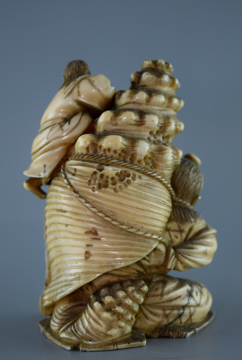 The Seashell, The Bearer, And The Helper: Japanese Okimono In Ivory-photo-2