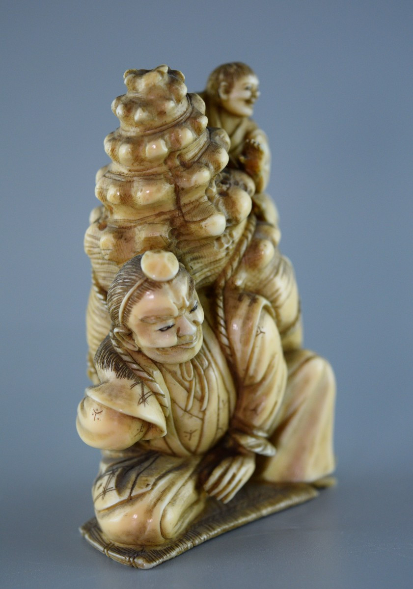 The Seashell, The Bearer, And The Helper: Japanese Okimono In Ivory-photo-4