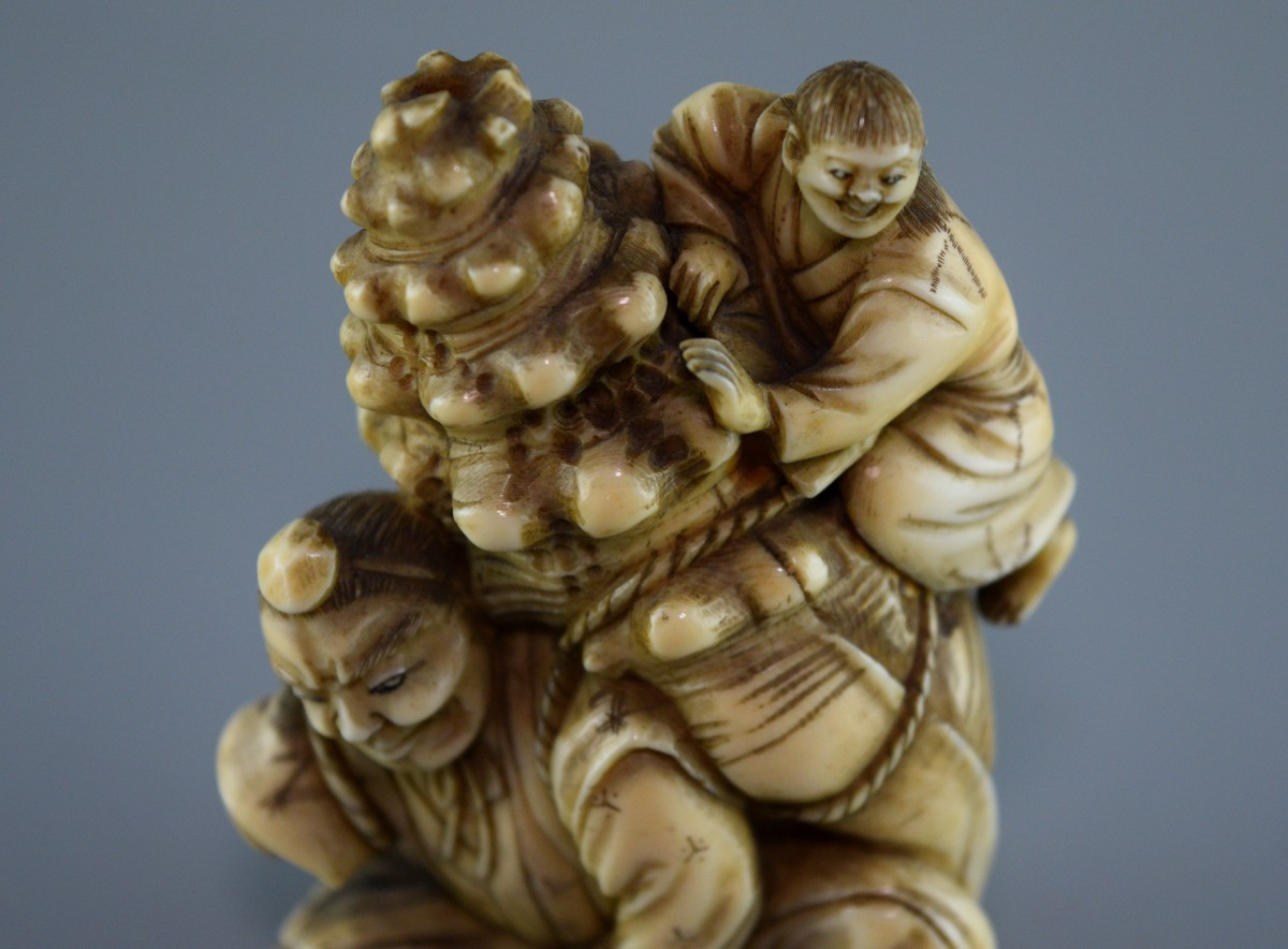 The Seashell, The Bearer, And The Helper: Japanese Okimono In Ivory-photo-5