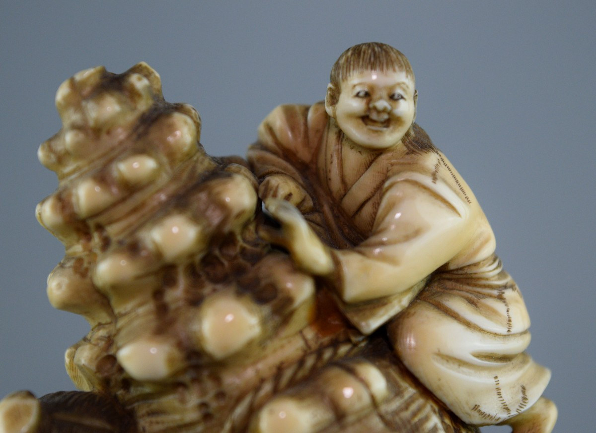 The Seashell, The Bearer, And The Helper: Japanese Okimono In Ivory-photo-7