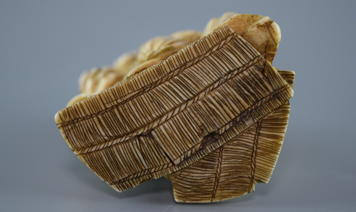 The Seashell, The Bearer, And The Helper: Japanese Okimono In Ivory-photo-8