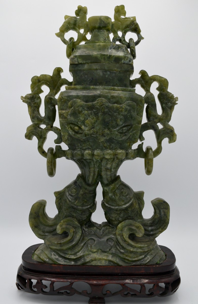 Vase Couvert en Jade Vert à Décor de Taotie et Anses Dragons