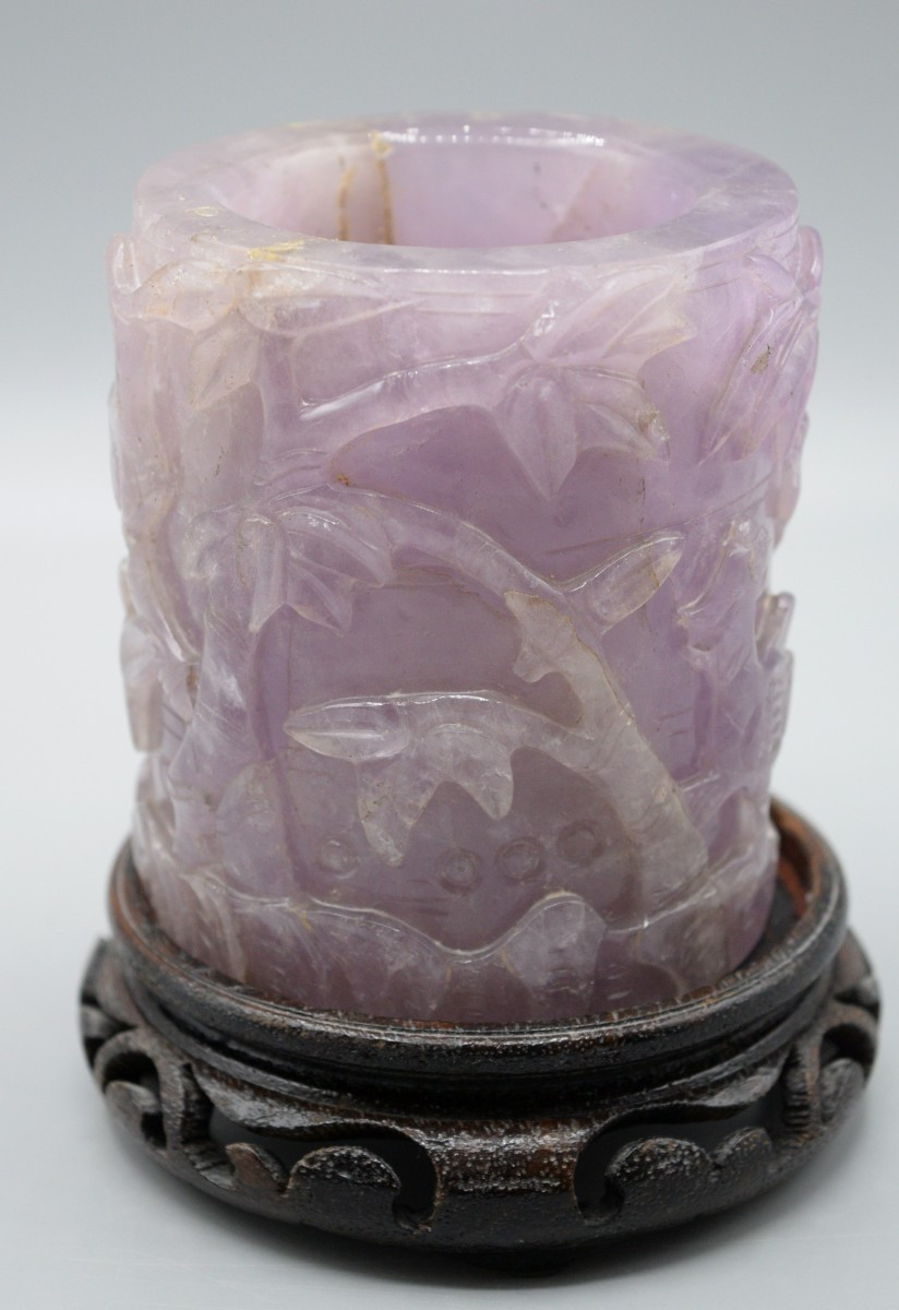 Pot à pinceaux en améthyste sculptée sur socle en bois, Chine, début du XXe siècle.-photo-2