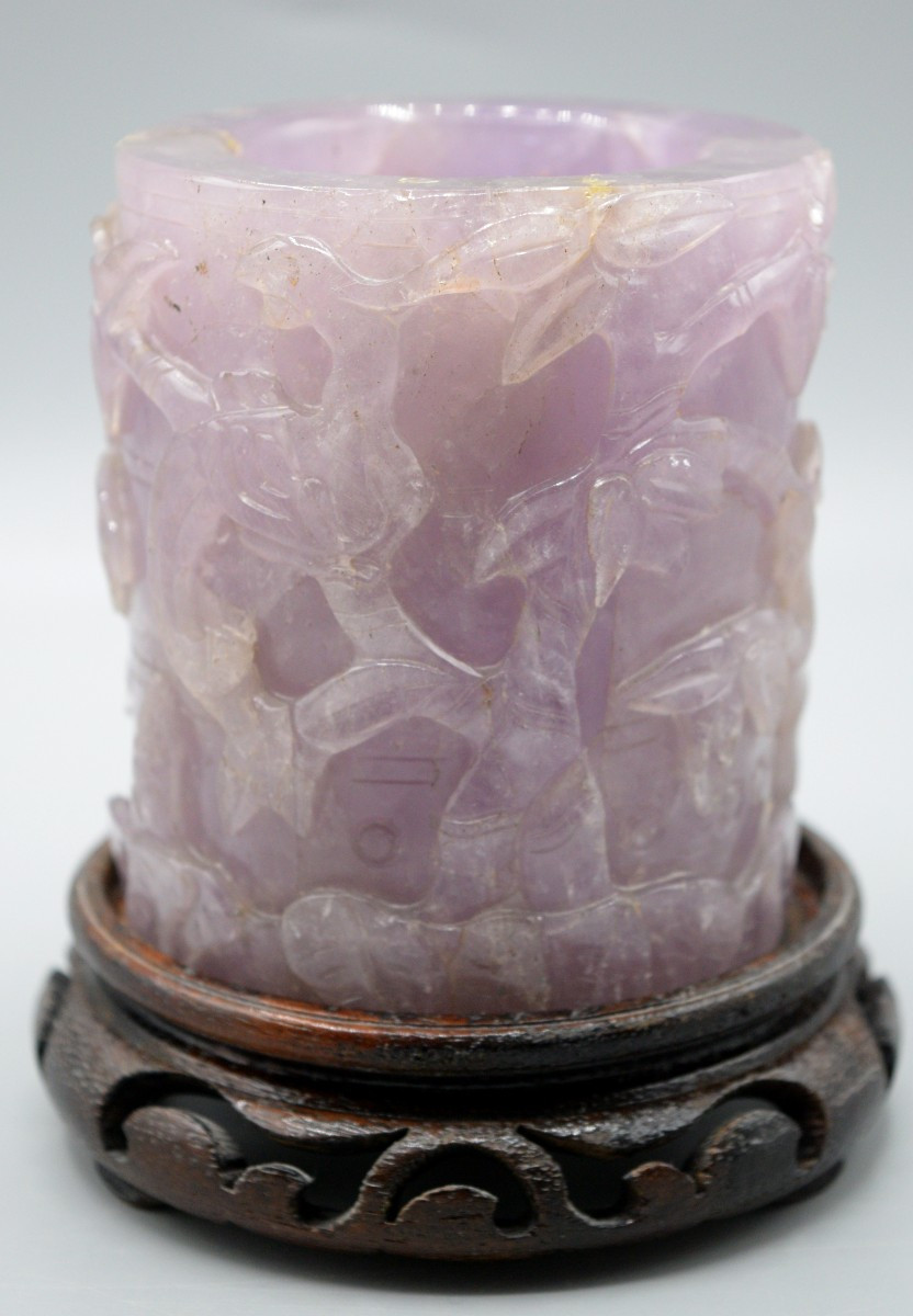 Pot à pinceaux en améthyste sculptée sur socle en bois, Chine, début du XXe siècle.-photo-3