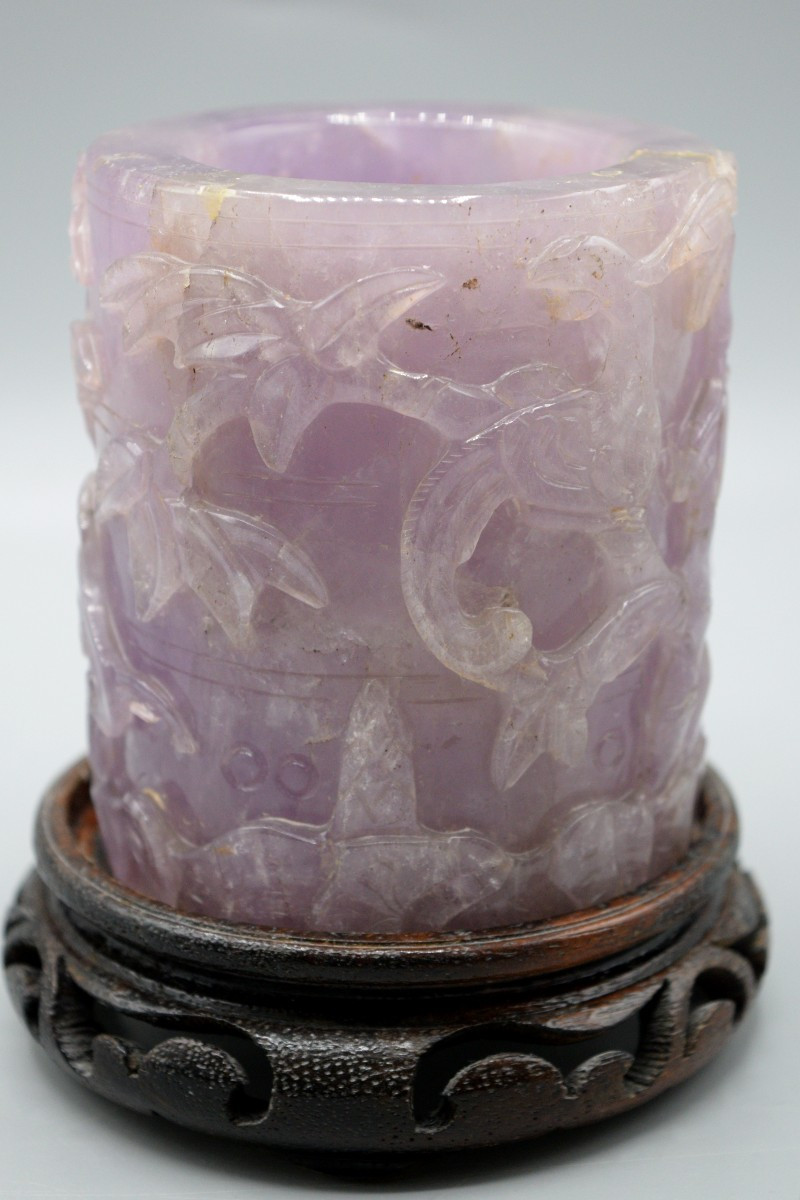 Pot à pinceaux en améthyste sculptée sur socle en bois, Chine, début du XXe siècle.-photo-4