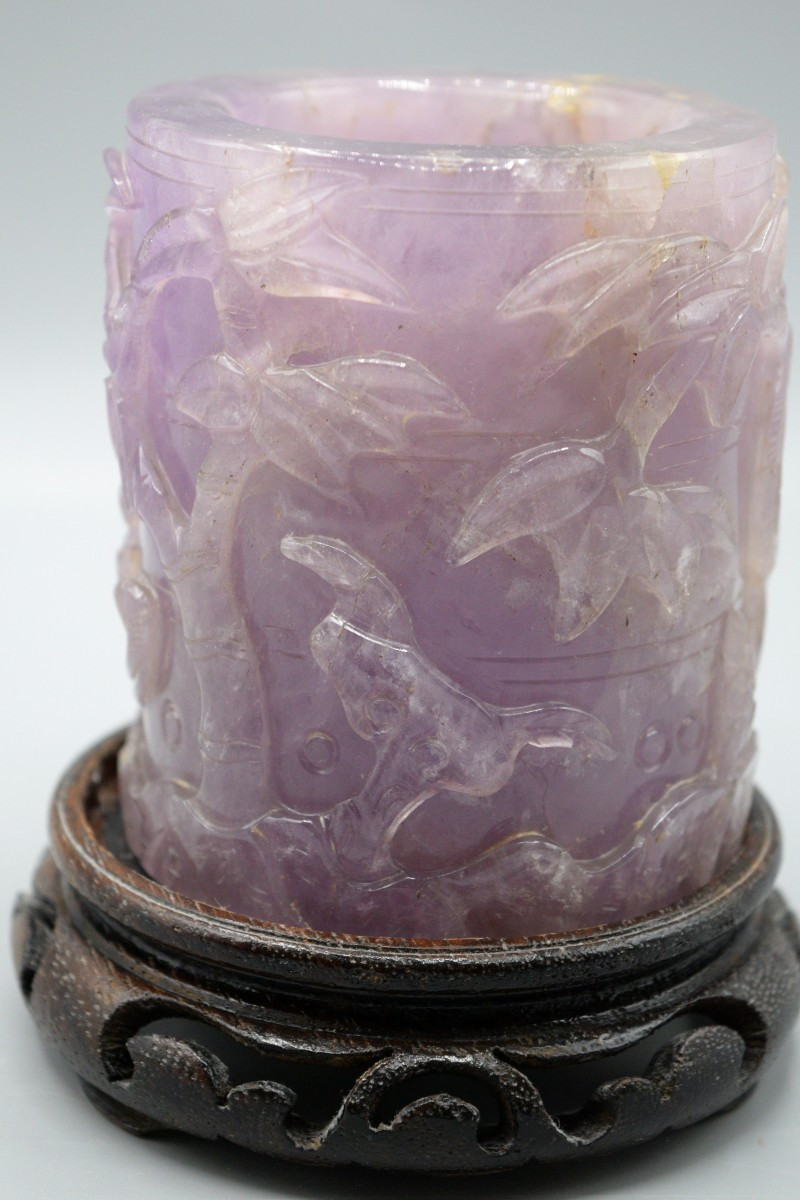 Pot à pinceaux en améthyste sculptée sur socle en bois, Chine, début du XXe siècle.-photo-1