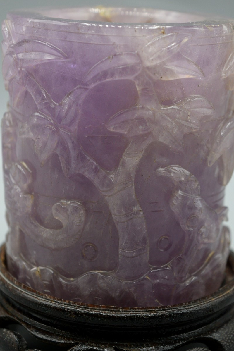 Pot à pinceaux en améthyste sculptée sur socle en bois, Chine, début du XXe siècle.-photo-2
