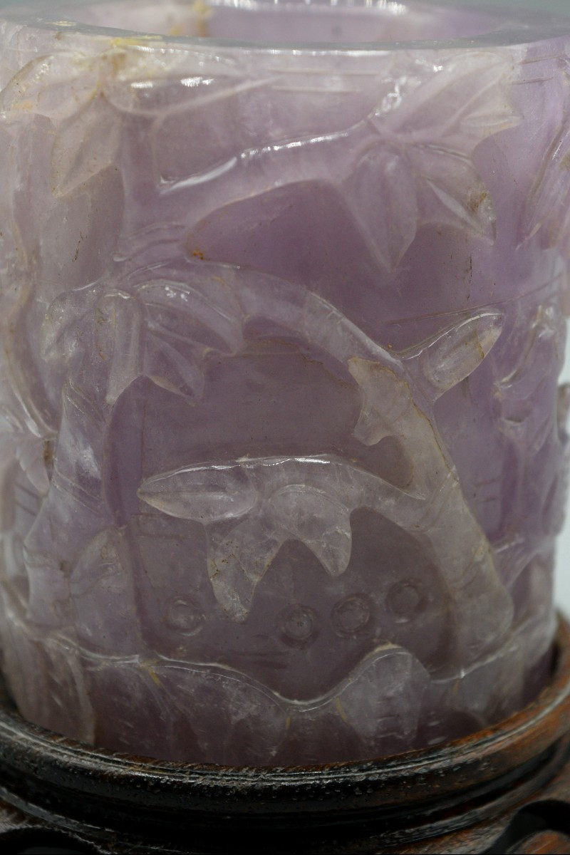 Pot à pinceaux en améthyste sculptée sur socle en bois, Chine, début du XXe siècle.-photo-4