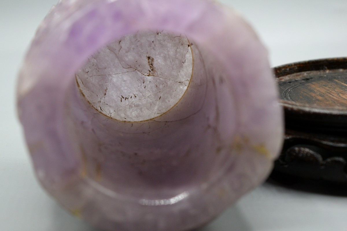 Pot à pinceaux en améthyste sculptée sur socle en bois, Chine, début du XXe siècle.-photo-8