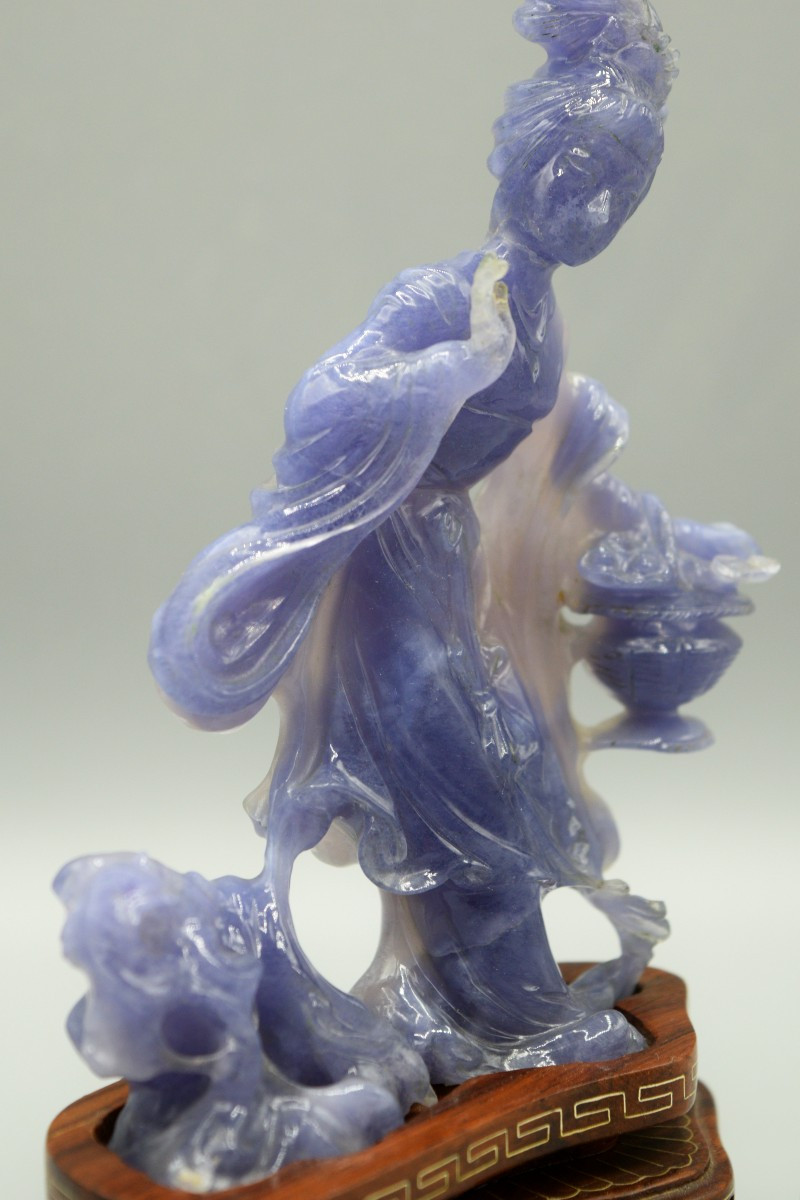 L'Élégance de l'Améthyste : Dame au Panier Fleuri, vers 1950-photo-3