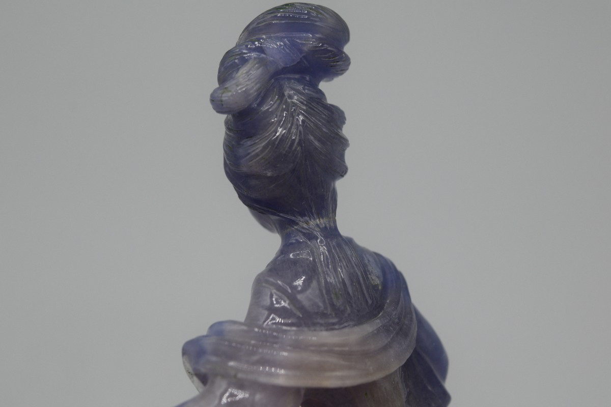 L'Élégance de l'Améthyste : Dame au Panier Fleuri, vers 1950-photo-7