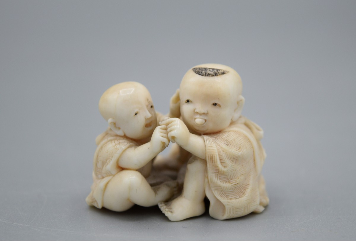 Ivory Netsuke Depicting Two Children Playing (edo/meiji Period)