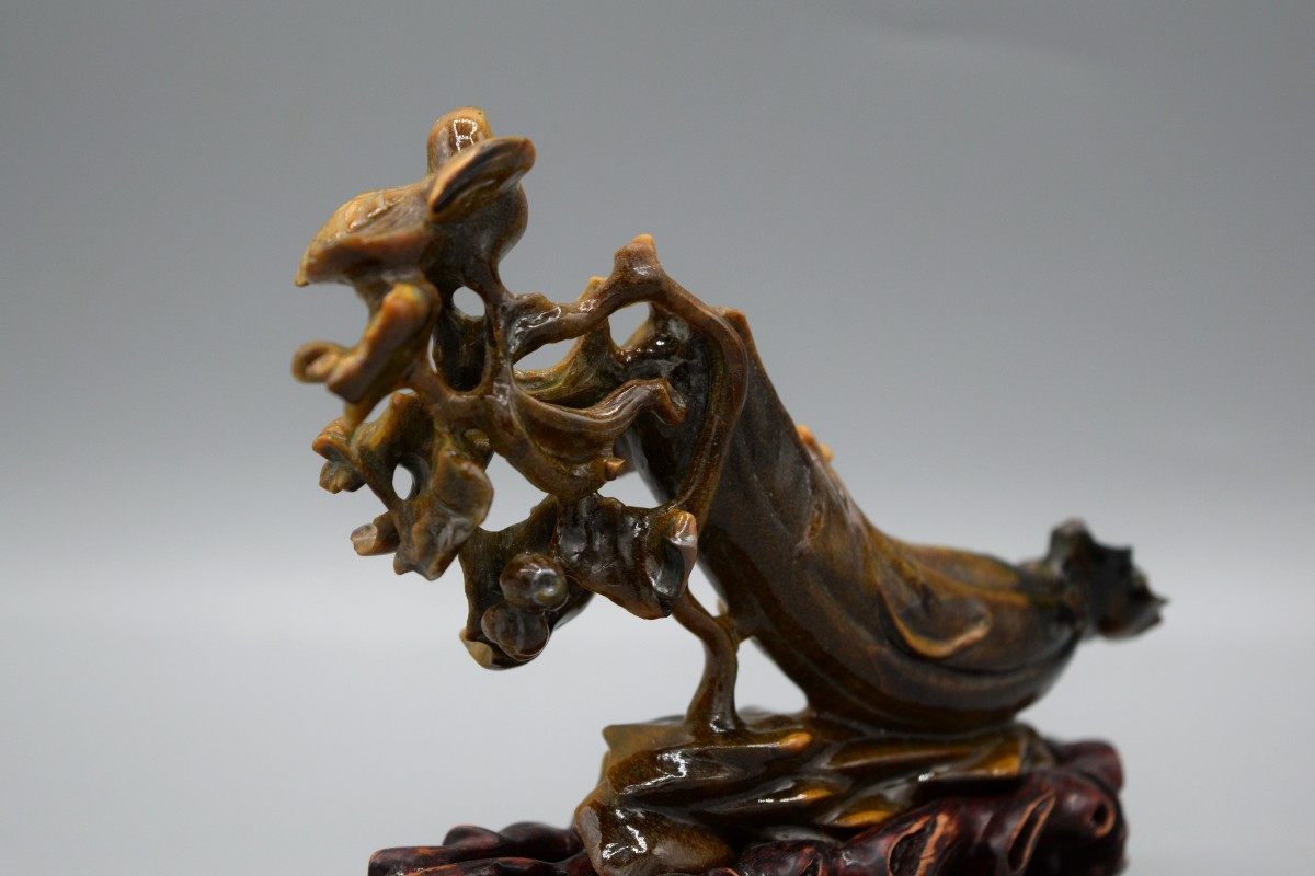 Sculpture en Œil-de-Tigre : Oiseau sur Gourde, circa 1950-photo-2