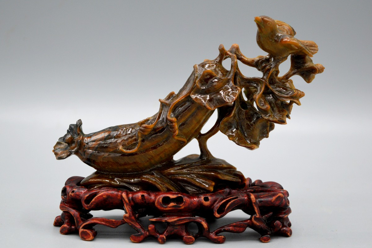 Sculpture en Œil-de-Tigre : Oiseau sur Gourde, circa 1950