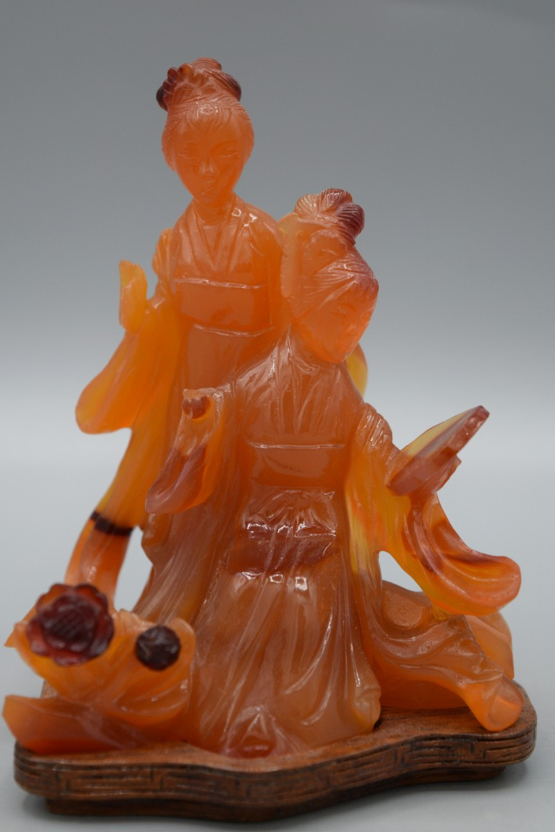 Elegant Vintage Sculpture In Natural Agate Of Two Young Women