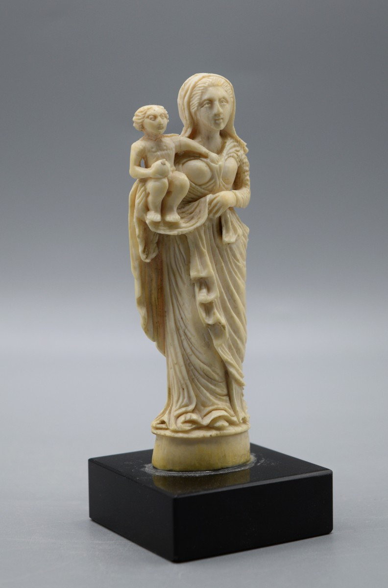 Vierge à l'Enfant en ivoire sculpté-photo-2