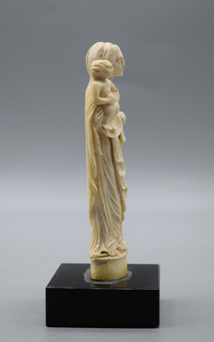 Vierge à l'Enfant en ivoire sculpté-photo-3