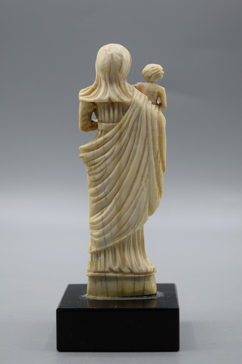 Vierge à l'Enfant en ivoire sculpté-photo-1