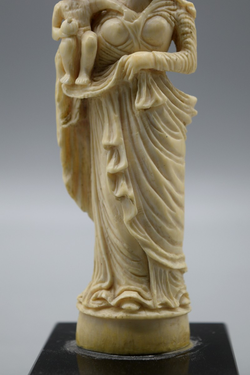 Vierge à l'Enfant en ivoire sculpté-photo-3