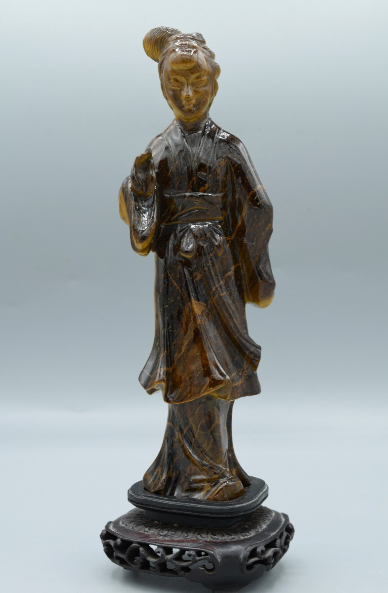 Statuette Féminine en Œil-de-Tigre Chatoyant