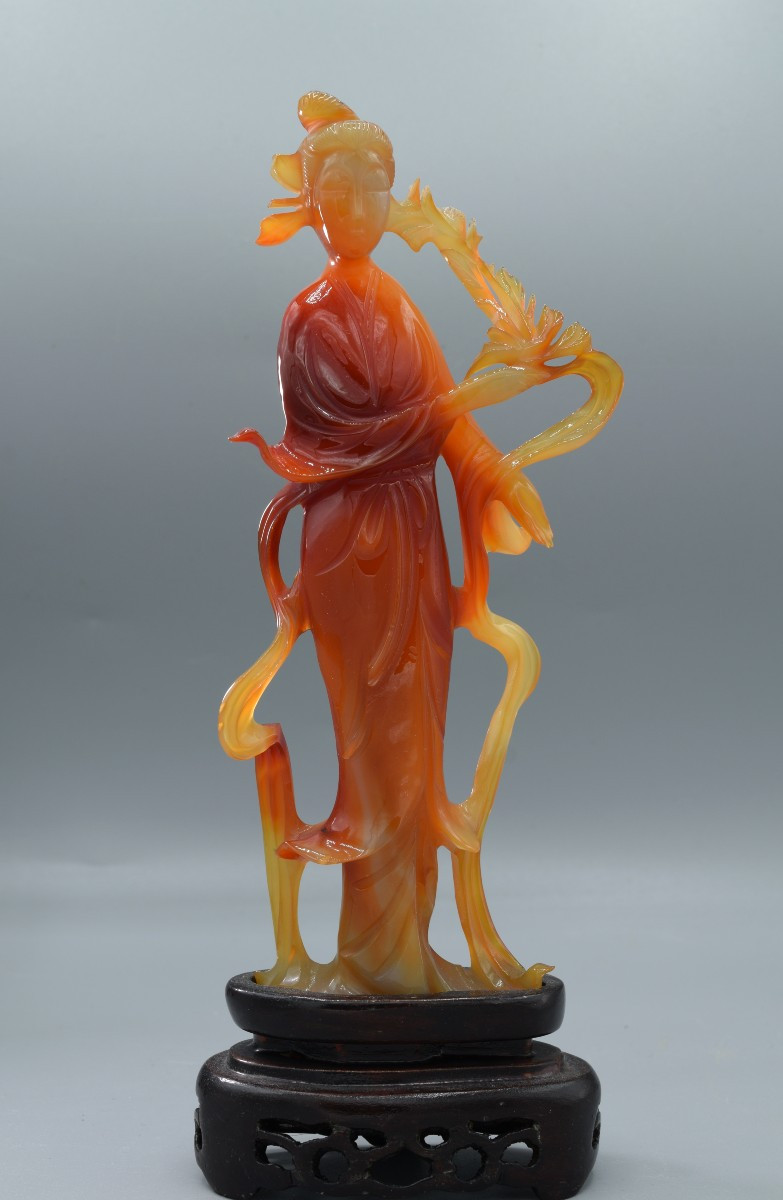 Statue de Dame Céleste en Cornaline Sculptée, (v. 1920-1960)