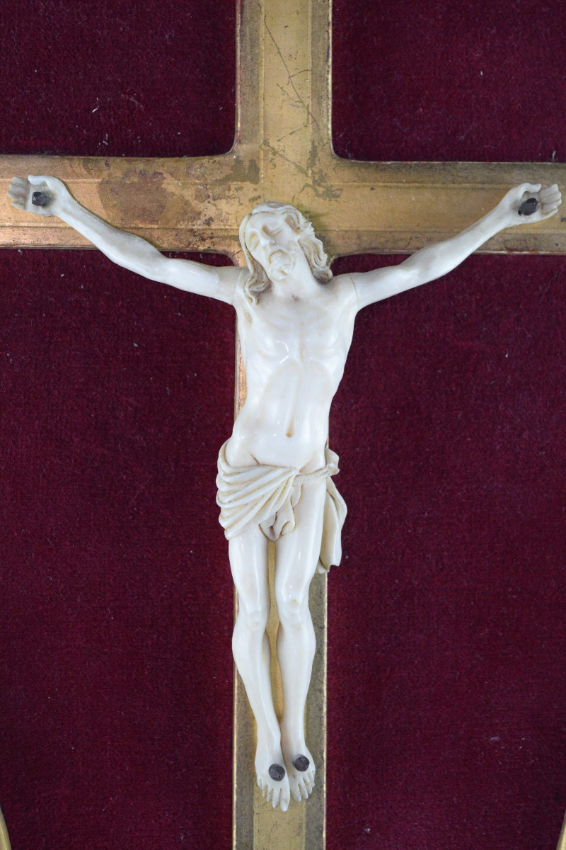 Ivory Crucifix On Velvet Background-photo-3