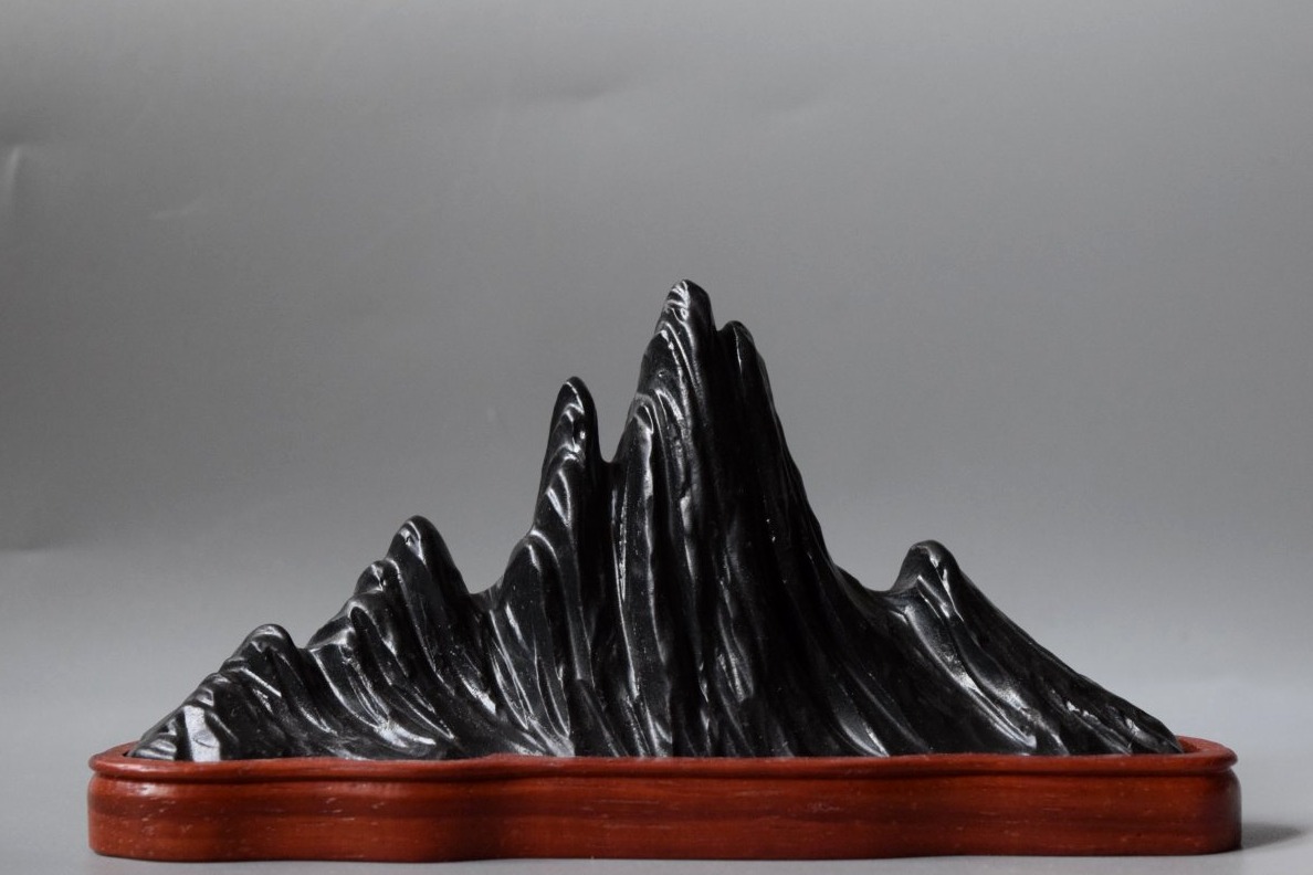 Pierre de scholar en forme de paysage montagneux – Suiseki
