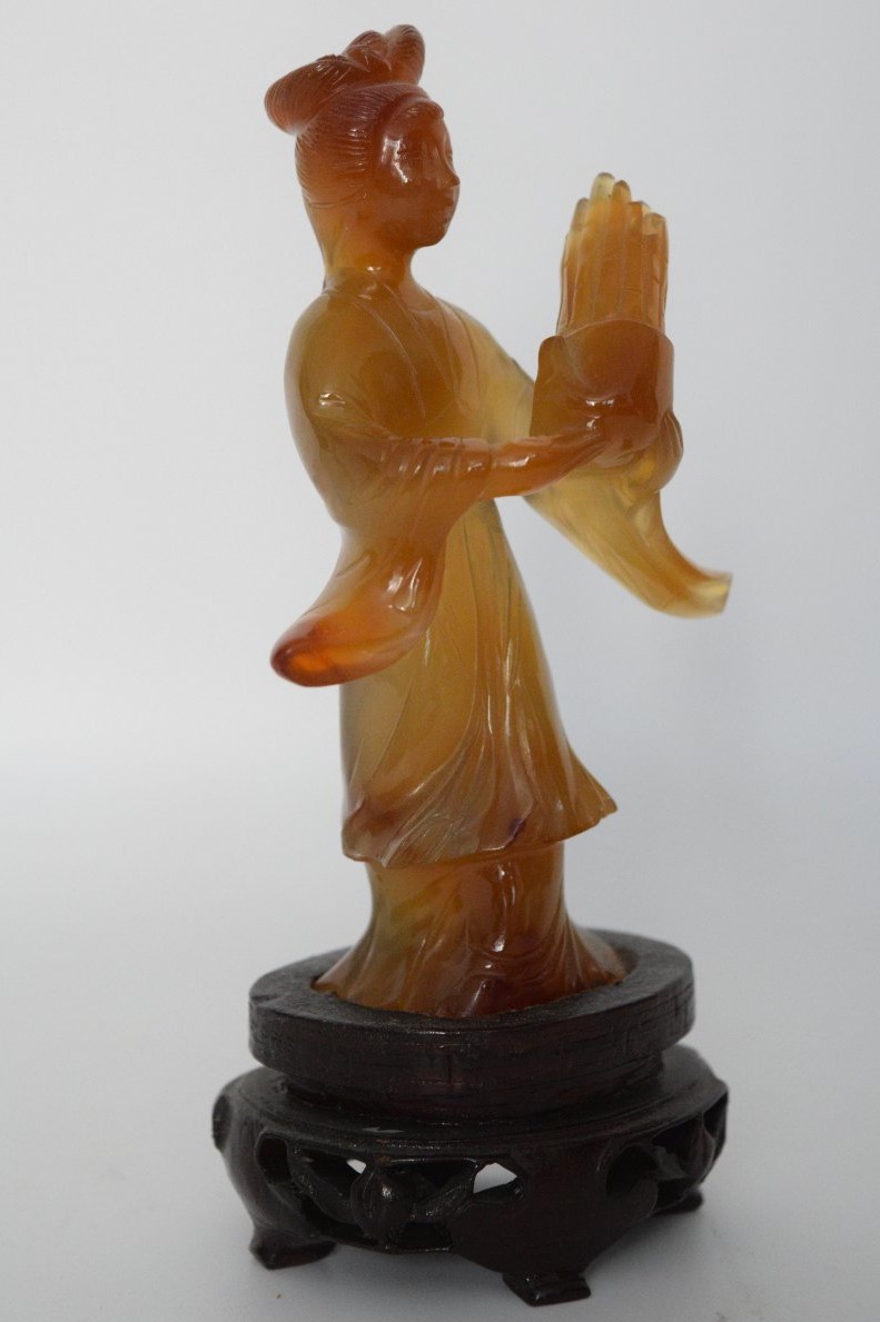 Statuette de Demoiselle en Agate Sculptée Tenant un Sheng Traditioinnel-photo-2