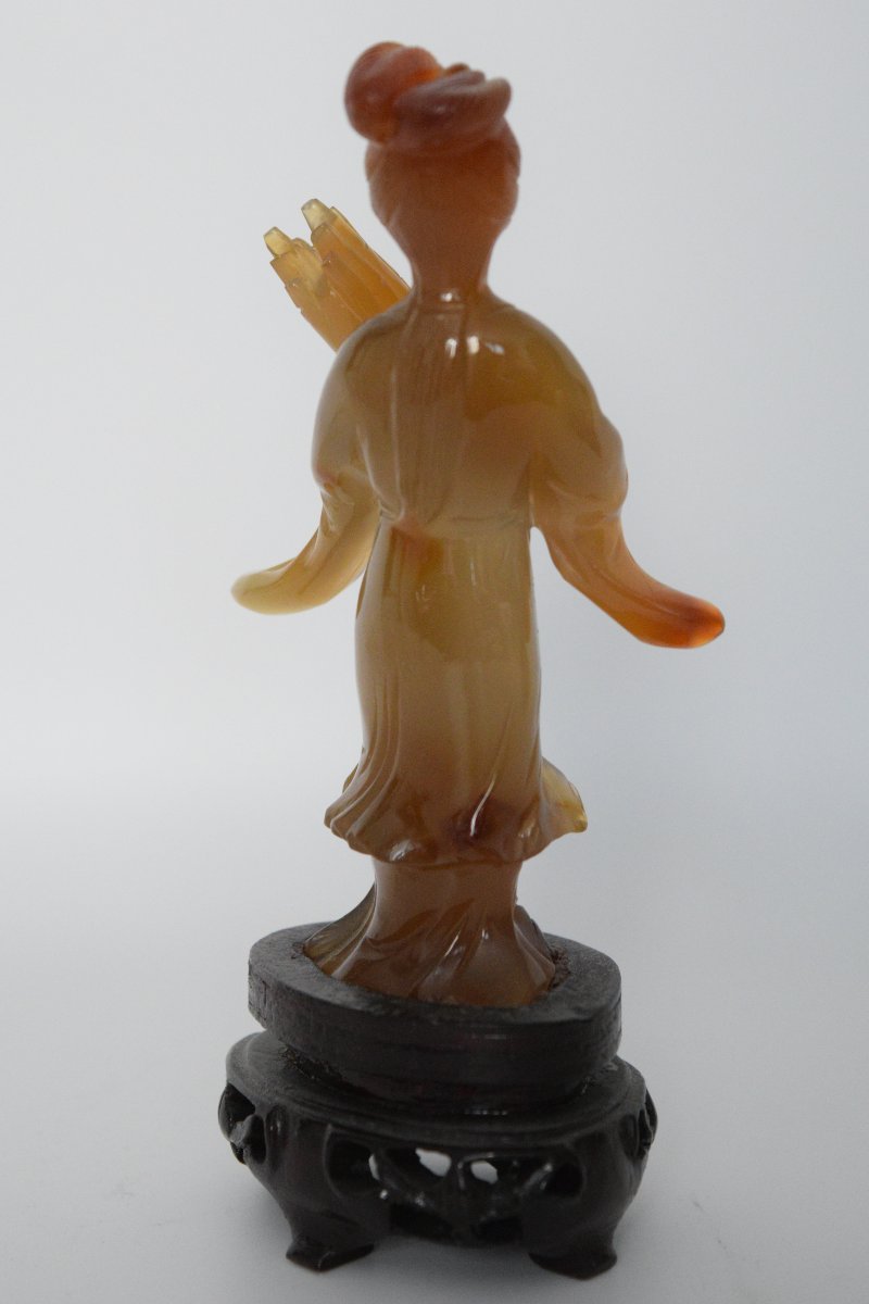 Statuette de Demoiselle en Agate Sculptée Tenant un Sheng Traditioinnel-photo-4