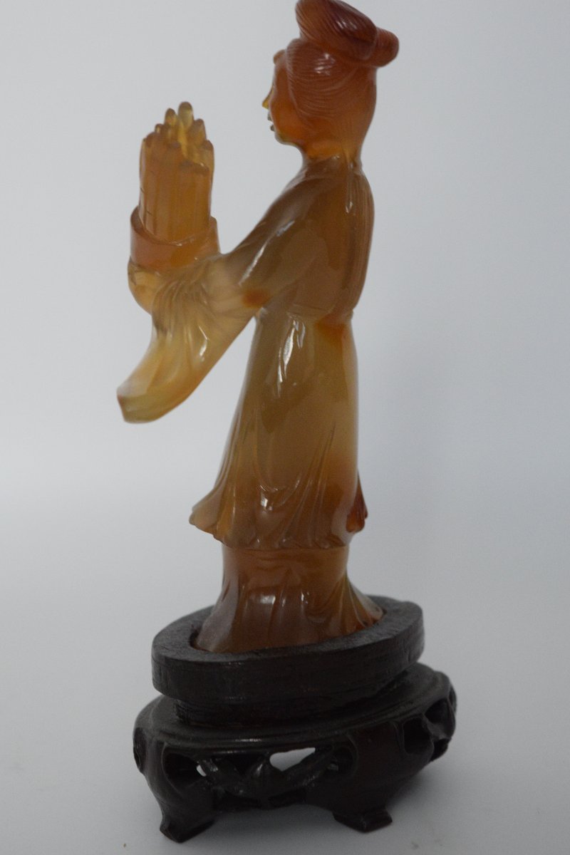 Statuette de Demoiselle en Agate Sculptée Tenant un Sheng Traditioinnel-photo-1