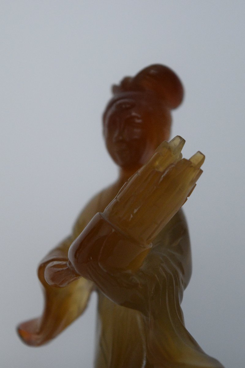 Statuette de Demoiselle en Agate Sculptée Tenant un Sheng Traditioinnel-photo-3