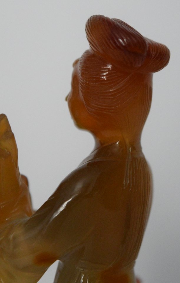 Statuette de Demoiselle en Agate Sculptée Tenant un Sheng Traditioinnel-photo-5