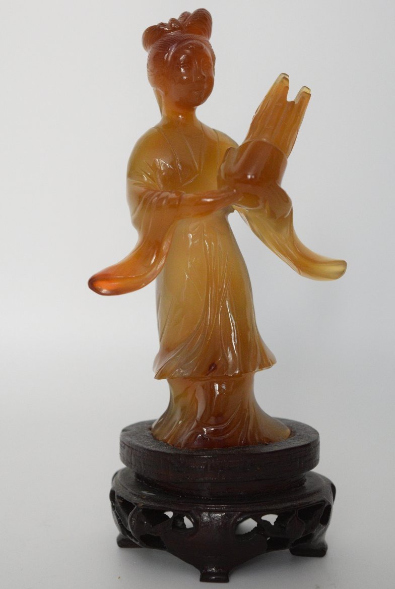Statuette de Demoiselle en Agate Sculptée Tenant un Sheng Traditioinnel