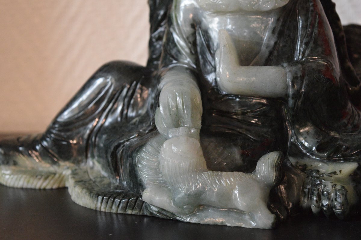 Large Sculpted Group In Two-toned Serpentine Depicting Budai And An Arhat With A Celestial Lion-photo-3